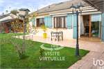 5 bed Villa for sale in Yvelines