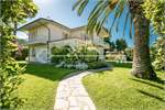 10 bed House for sale in Massarosa