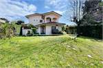 8 bed House for sale in Massarosa